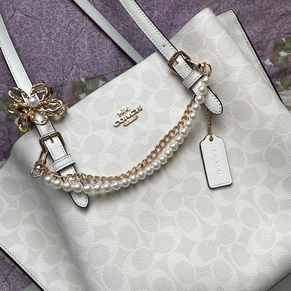 𝘊𝘰𝘢𝘤𝘩 𝘊𝘪𝘵𝘺 𝘛𝘰𝘵𝘦🤍 - Picture 2 of 5